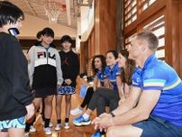 ウクライナ選手が小学校訪問　パラのトライアスロン代表