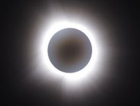 北米で皆既日食　「黒い太陽」に大歓声