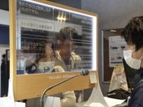 透明ディスプレーに自動翻訳文　新千歳空港のレンタカー受付