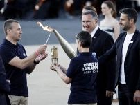 パリ五輪聖火を引き渡し　式典、開幕まで3カ月