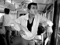 ＜あのころ＞名優が電車でポーズ　42年前の6月5日