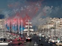 パリ五輪の聖火、マルセイユ到着　船1000隻とパレード