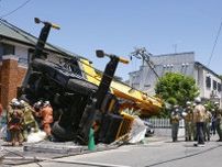 クレーン車が転倒し建物損壊　名古屋、けが人なし
