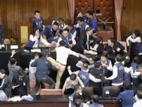 台湾議会で与野党が衝突　6人搬送、法案の強行採決巡り