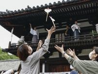奈良・唐招提寺で「うちわまき」　5年ぶりに一般客が参加