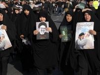 イラン首都で大規模葬儀　ライシ師に祈りささげる