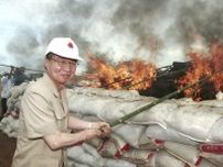 ＜あのころ＞カンボジアの銃器の山に火　23年前の7月9日