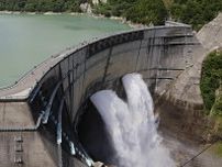 黒部ダム、観光放水始まる　迫力のアーチ人気