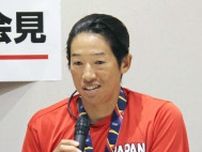 上野由岐子「強さを見せられた」　ソフトボールW杯優勝から帰国