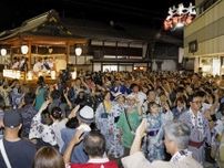 真夏の夜を踊り明かす　岐阜・郡上の風物詩