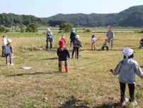かかしも「野球しようぜ！」　京丹後の国道沿いに１６体が登場