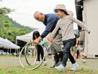 高齢化の山里に保育園児の声　合宿で地元住民と交流　バッタ捕りや昔遊び楽しむ 　京都・美山