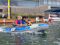 ゴムボートから飛び散る水しぶき浴び歓声　大津市のボートレース場の催しに親子連れら200組