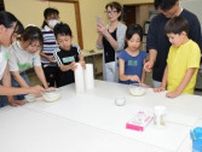 「びっくり」牛乳でプラスチック作り、京都で児童が挑戦