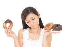 とまらない…（泣）ジャンクフード、甘い物への欲求…《生理前後の食欲増加》は普通なの？生理と食欲の関係を調査