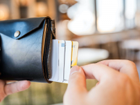 カード、小銭、お札がワンアクションで取り出せる「時短財布」の仕組みとは？