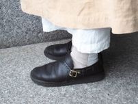 オーロラシューズのミドルイングリッシュ｜淡いワンピーススタイルを黒の革靴で引き締め【大人女子の足もとおしゃれ】