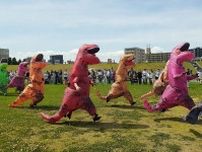 大阪・淀川で「ティラノサウルスレース」、１２０匹の怪獣が走る