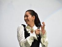 新木優子が大阪舞台挨拶にサプライズ登場、念願の『キングダム』出演「一瞬、席から立てなくなった」