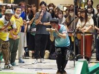 大阪・梅田で「パインアメ」祭り開催、さらば森田や植田圭輔がモルックで白熱