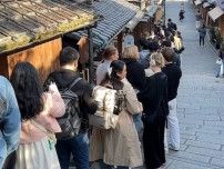 訪日客で溢れかえる京都　外国人だらけの大行列の先にあったのは？風情と無縁の光景に「なんで京都に来てまで？」