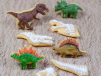 恐竜フィギュアと思いきや、よく見ると…ロングセラーのあのお菓子→「骨！質感！すげーー」リアルすぎると称賛の声