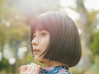 俳優大久保桜子さん　チューブトップのビキニ姿　ふっくらバストと抜群プロポーションで魅了