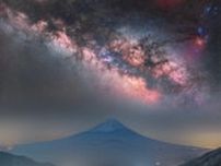 「今まで見た中で一番きれいな富士山と天の川」夜中に3時間も登山し、撮影した夜空に「最高に綺麗です」