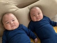 ゼロ歳児にしてこの風格　生後5カ月の双子ちゃんの“目力”が半端ない　「じっとこちらを見つめている…」