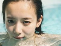 プロ雀士でモデルの岡田紗佳さん　南国で艶やか役満ボディ披露　敬遠していた海やプール撮影に「思い切ってチャレンジ」