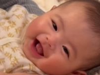 ニコニコご機嫌な7カ月の赤ちゃん→振りかえったら…！　目を見開いてビックリ「ママじゃなかったのかな？」「可愛い笑顔」