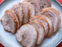 豚肉の薄切りで短時間＆簡単な「くるくるチャーシュー」…“アレ”を使うだけで、うま味を逃がさずジューシーに！