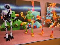 色とりどりのロボット作品が全部、はさみ1本で！？　まさかの素材で作るアート作品、岡山で初個展