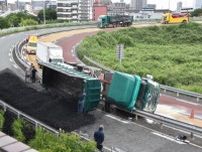 北九州都市高速道路でトレーラー横転、石炭が散乱　一部通行止め