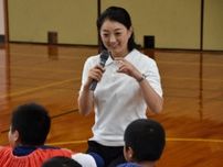 岩崎恭子さん、小学校で水泳指導　おぼれかけた時の対処法伝える