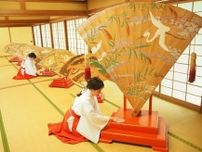 世界遺産の熊野速玉大社で扇立祭の準備　檜扇が蔵出し