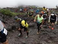 「富士登山競走」　3271人のランナーが駆け上がり、タイム競う