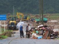 続く断水「洗濯と風呂が…」　復旧に数カ月か　大雨被害の秋田