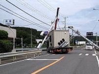 【速報】トラックが信号柱をまきこみ倒す事故　現場の国道42号通行止め　和歌山・串本町