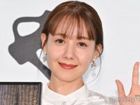 トリンドル玲奈、韓国での背中出しルック公開「背筋きれい」「最高に色っぽい」と称賛の声