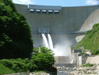 広島の温井ダムが夏の放流　夏休みに合わせて初企画、毎週木曜に