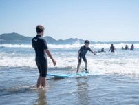 宮崎・日向の細島小児童がサーフィン学習　波乗りの楽しさを体感