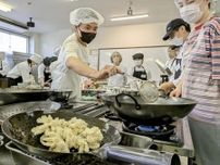 おいしく国際交流　今治・明徳短大で留学生に自国の家庭料理を学ぶ特別授業