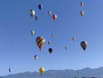 「佐久バルーンフェスティバル」に35万人　GWの青空に熱気球