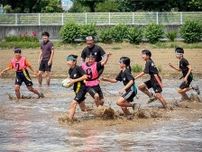 熊谷の田んぼでタグラグビー大会　泥んこでダイナミックなプレー見せる