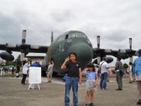 横田基地で「日米友好祭」　米空軍機の展示飛行、パラシュート降下も