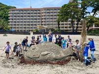河津今井浜で砂の造形大会　キンメダイや「ぺるりん」のサンドアート出現