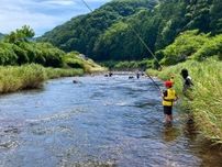 下田の小学生が地域の伝統漁法を学ぶ　アユの友釣りを体験