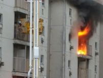 県営住宅3階から噴き出す炎 住民3人が搬送 現在も消火活動つづく