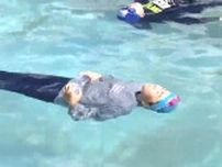 「浮いて待つ」ことが重要　水の事故から身を守るために　都城市の小学校で服を着たまま泳ぐ「着衣泳」の体験授業